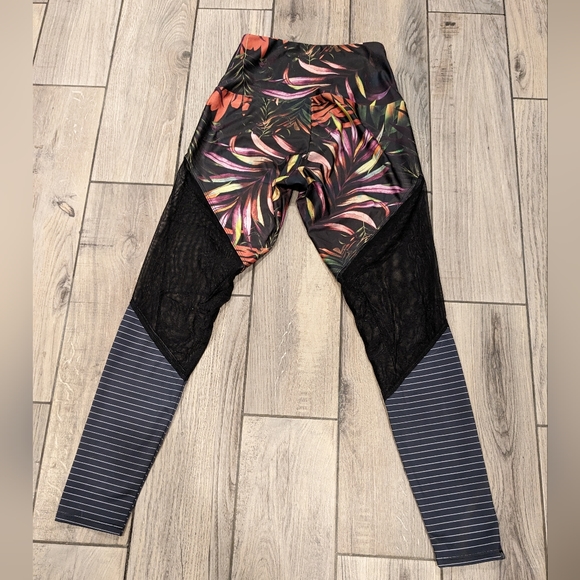 Women's ONZIE mesh panel leggings size M/L - Picture 3 of 8